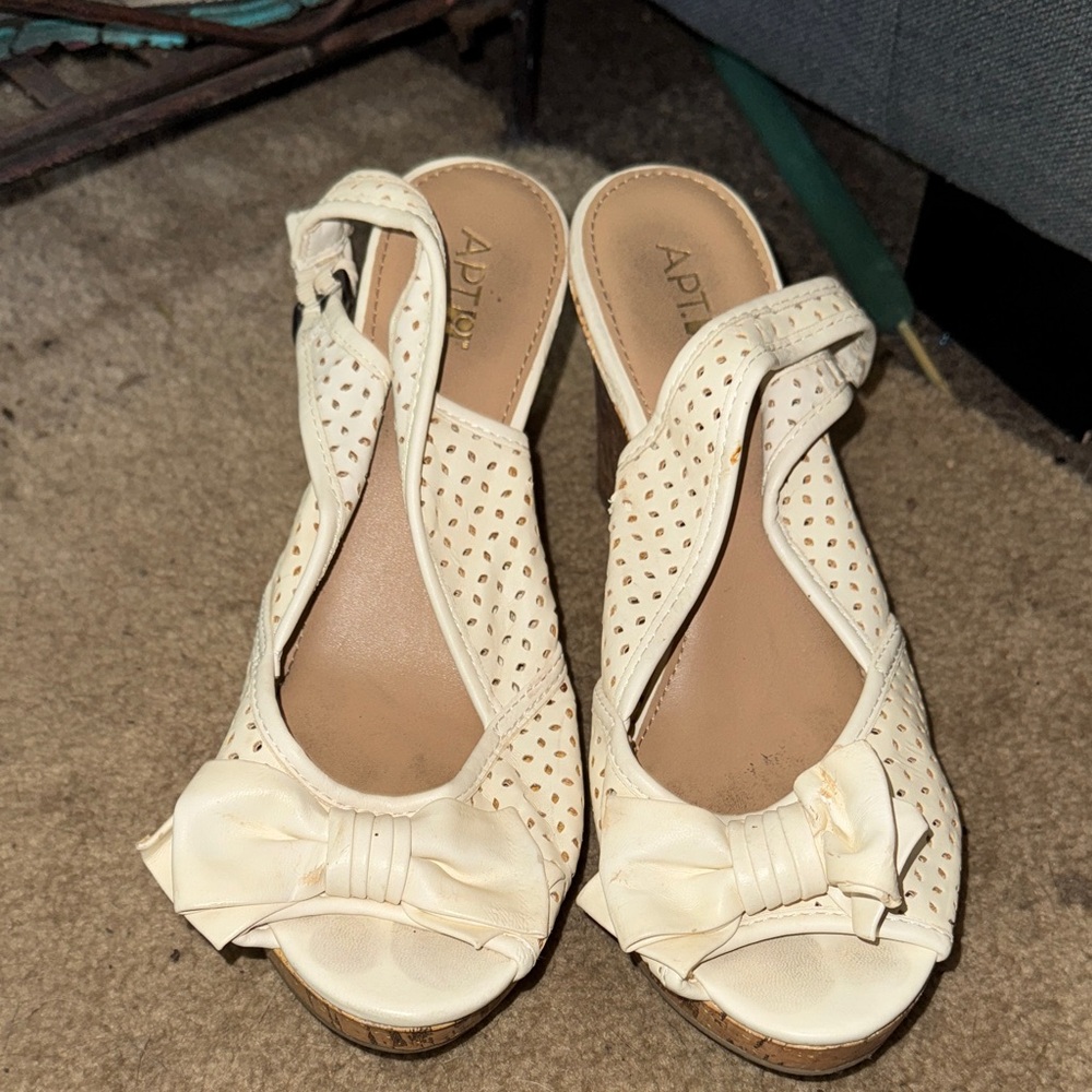 Apt. 9 Women's Cream Wedge Sandals with Bow
